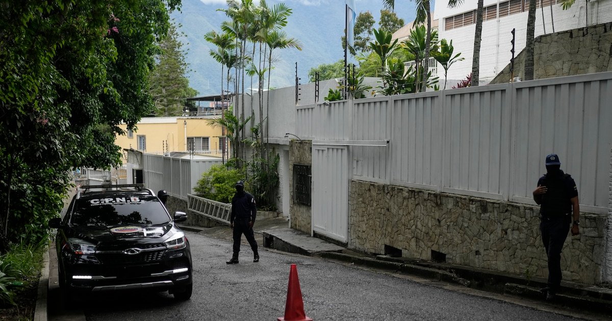 Denuncian que la dictadura de Maduro impide el ingreso de agua potable a la Embajada de Argentina en Caracas Denuncian que la dictadura de Maduro impide el ingreso de agua potable a la Embajada de Argentina en Caracas