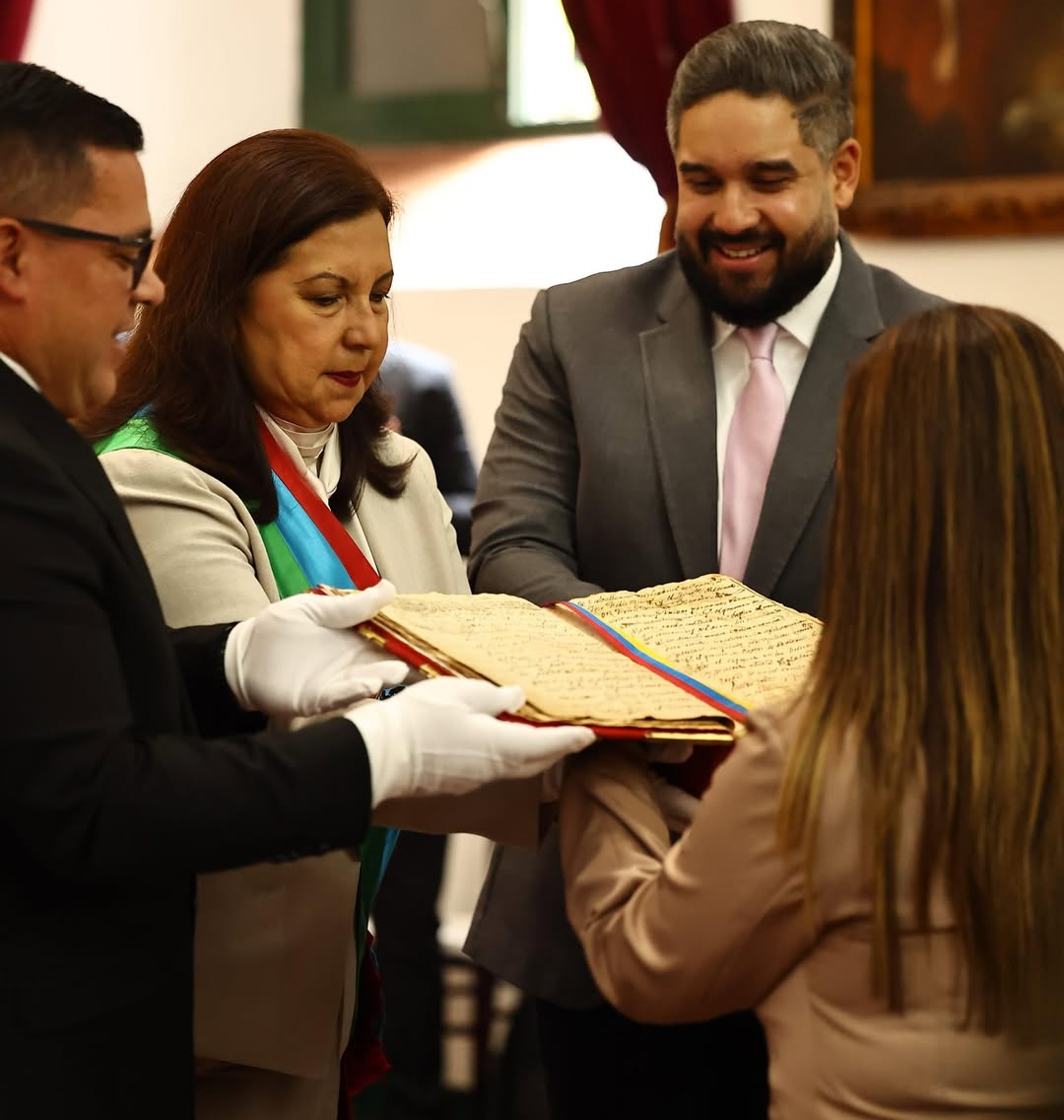 Diputado Nicolás Maduro es condecorado con Llave del Arca que resguarda Acta del 19 abril de 1810