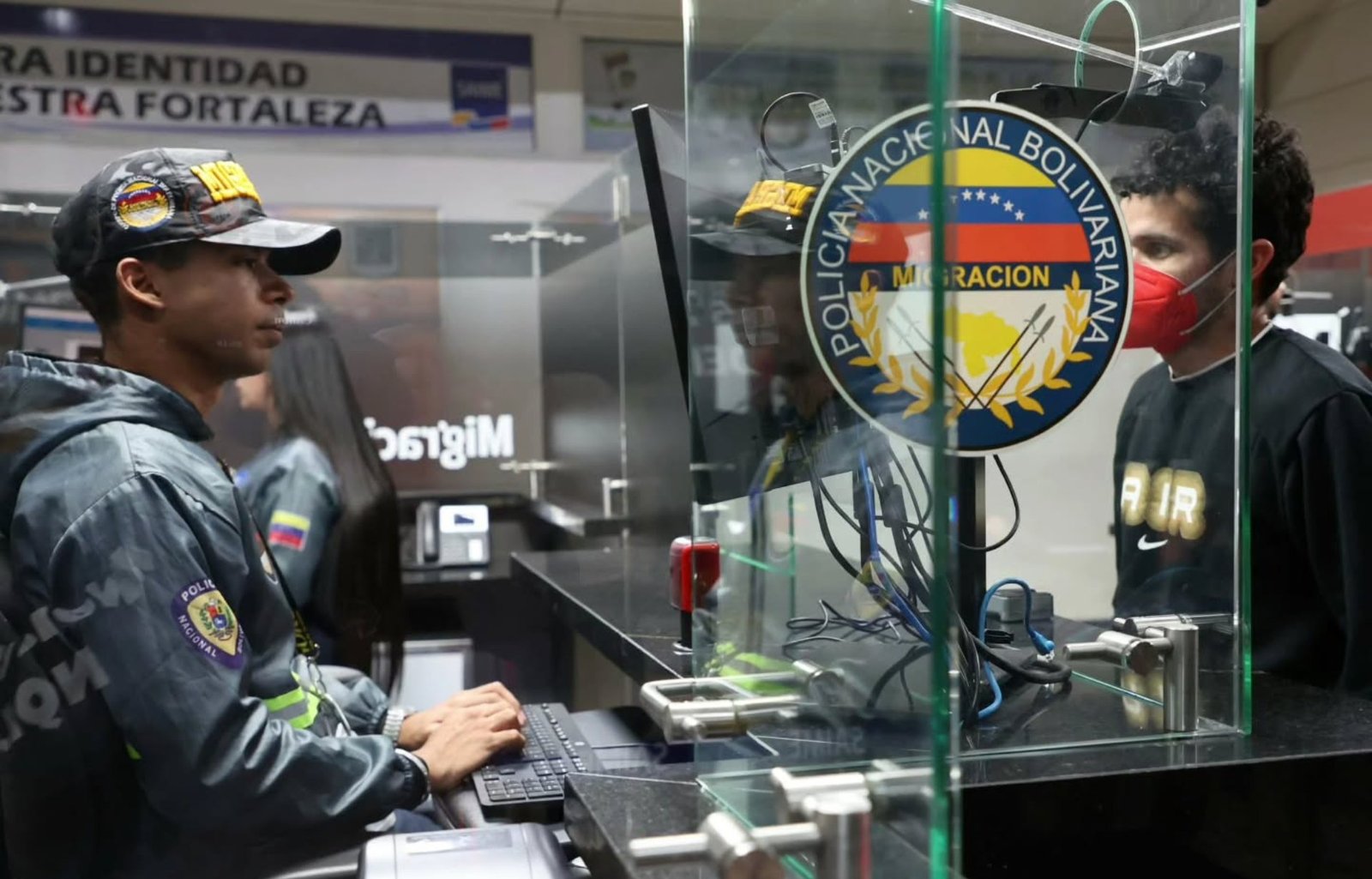 Migrantes venezolanos llegan al país luego de que los deportaran de los EE UU Migrantes venezolanos llegan al país luego de que los deportaran de los EE UU
