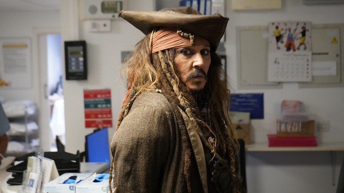 Johnny Depp se disfraza de Jack Sparrow por una buena causa en su visita a Madrid, donde vive Amber Heard