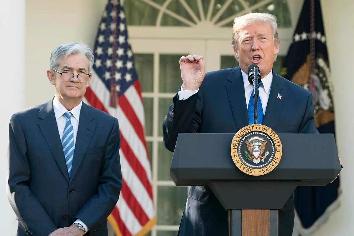 El dólar toca mínimos tras la noticia de que Donald Trump podría nombrar anticipadamente al próximo presidente de la Fed