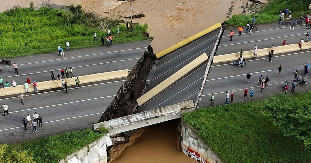 El colapso de uno de los principales puentes de Venezuela por las intensas lluvias