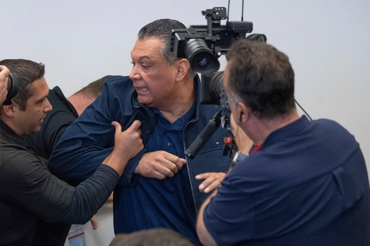 El senador Alex Padilla, esposado y expulsado a empujones de un acto de Kristi Noem en Los Ángeles