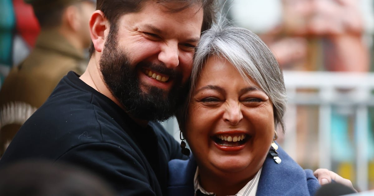 “Con el corazón hinchado”: el cariñoso recibimiento de Boric a Jara en su casa tras triunfo de la PC en primaria oficialista