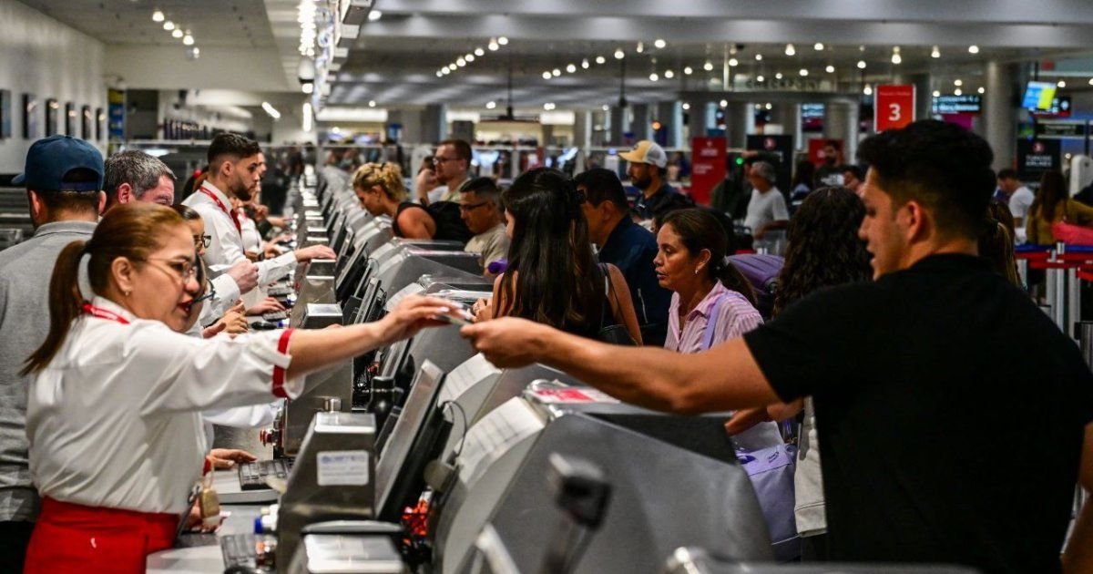 En vigor orden de restricciones para ingresar a EEUU, en medio de tensiones por redadas