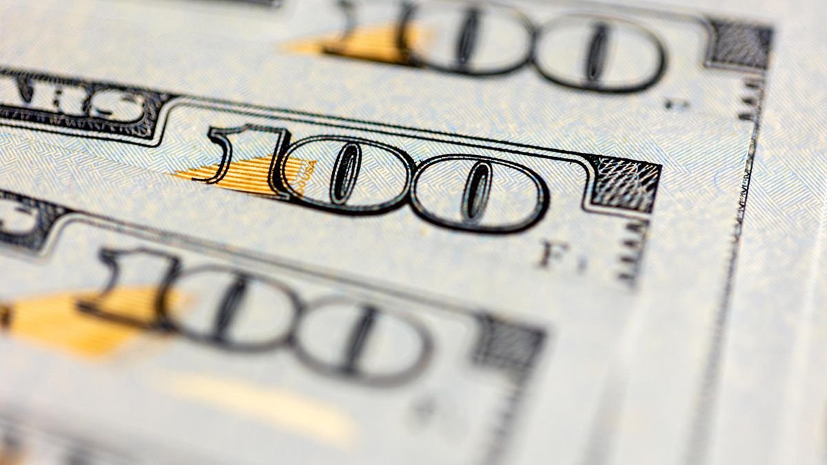 El dólar global ronda mínimos de tres años y medio, rumbo a su sexto mes negativo consecutivo