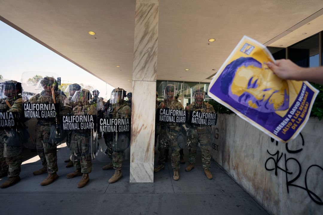 La Jornada – Protestas contra redadas se multiplican en EU, la Casa Blanca intensificaría su ofensiva